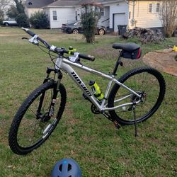 Novara Ponderosa in excellent condition,  29-inch wheels, 27 Speed, 16.5 frame, Shimano components, and a front suspension fork. Ideal for XC trails,