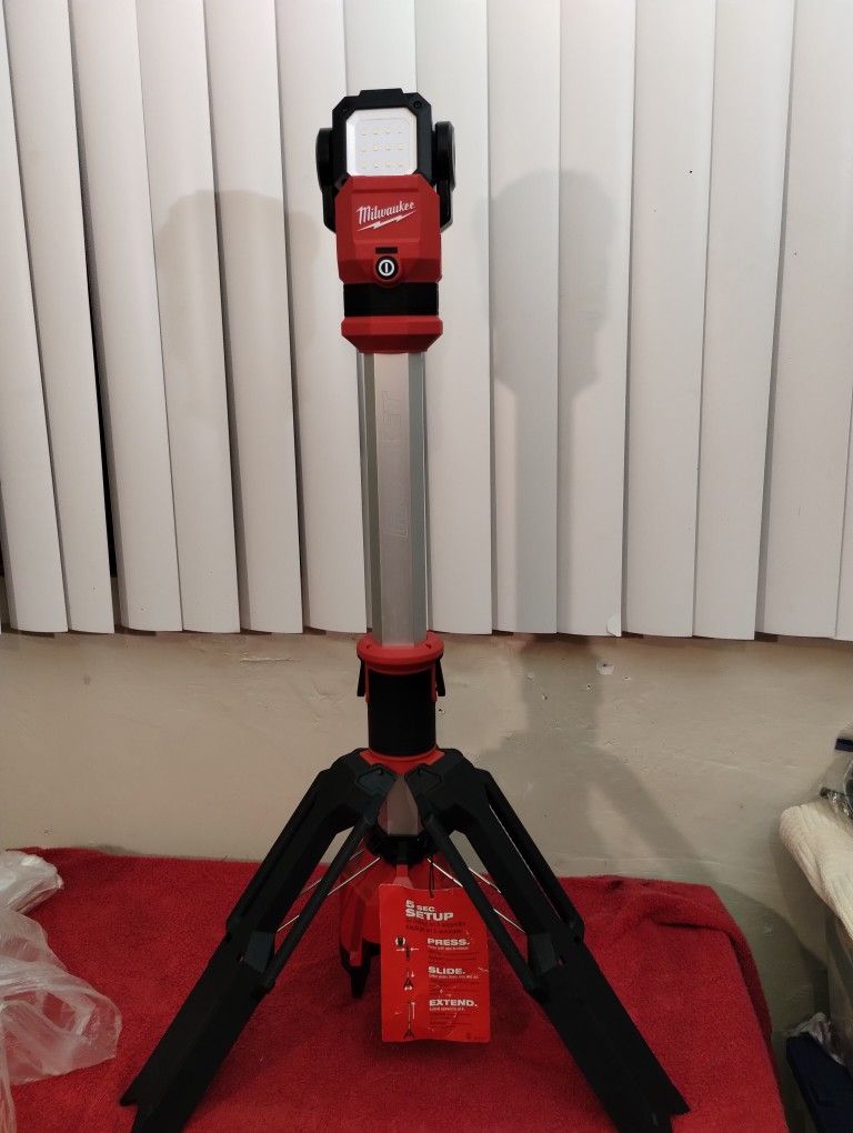 M12 Milwaukee Rocket Ligth Tool Only $135