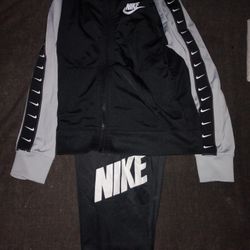 Boys Nike Tracksuit 6-7 Yr Old