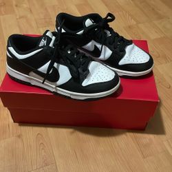 Black and White Dunks Women’s 6.5