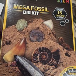 National Geographic  Mega FOSSIL DIG KIT