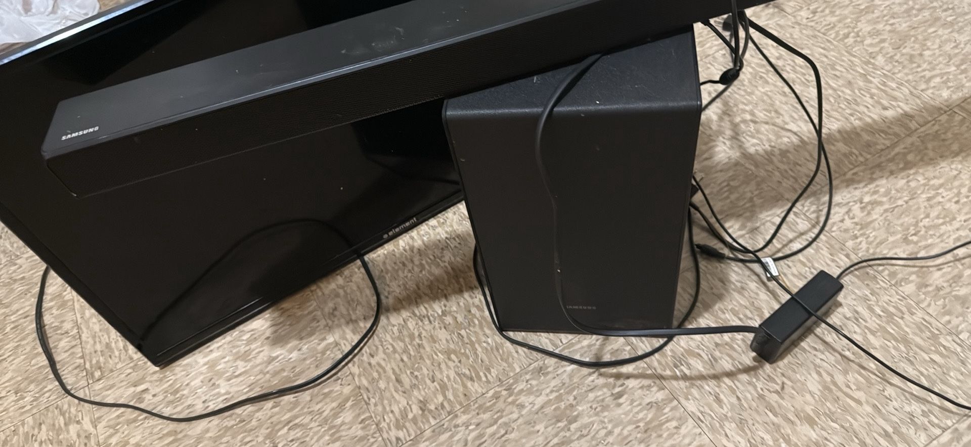 Soundbar subwoofer and tv Combo