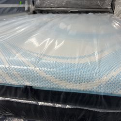 QUEEN SIZE TEMPURPEDIC LUXEBREEZE (MEDIUM) HYBRID MATTRESS & BOX SPRING BED SET