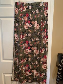 Flowered print skirt.