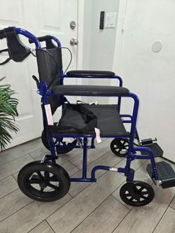 Medline Lightweight Foldable Transport Wheelchair with Handbrakes and 12-Inch Wheels, silla de ruedas