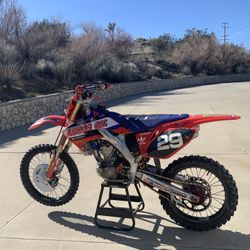 CRF 250R 07(COMES WITH CUSTOM PLASTICS AND NEW TIRE