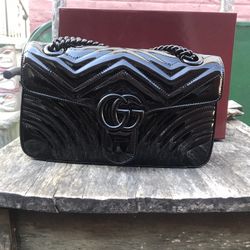 GUCCI Large Shoulder Bag Monochrome Patent Leather Marmont black