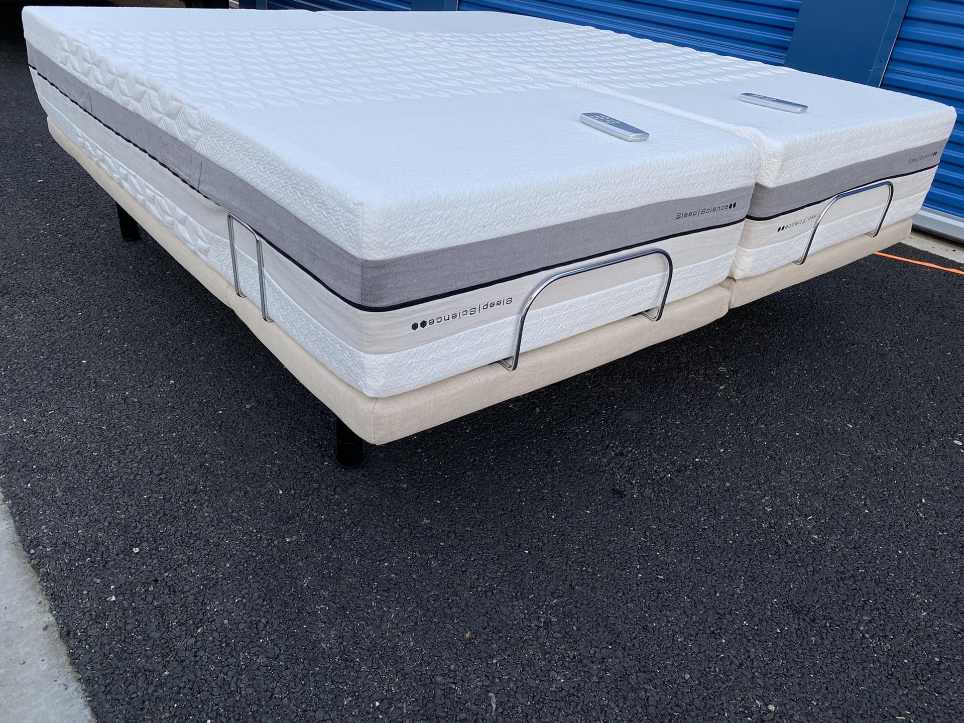 King Size Bed ! Sleep Science 13” iflip Napa Memory Foam and latex split king mattress with adjustable power base ! Adjustable bed ! Movable motorize