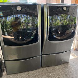 JUMBO LG SET WASHER AND GAS DRYER / WITH PEDESTALS 