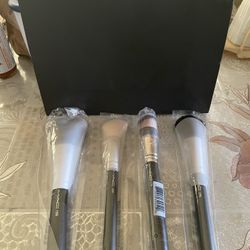 MAC makeup Brushes Brand New 129S 170 168S 150S Serious inquiries only Pick up location in the city of Pico Rivera  
