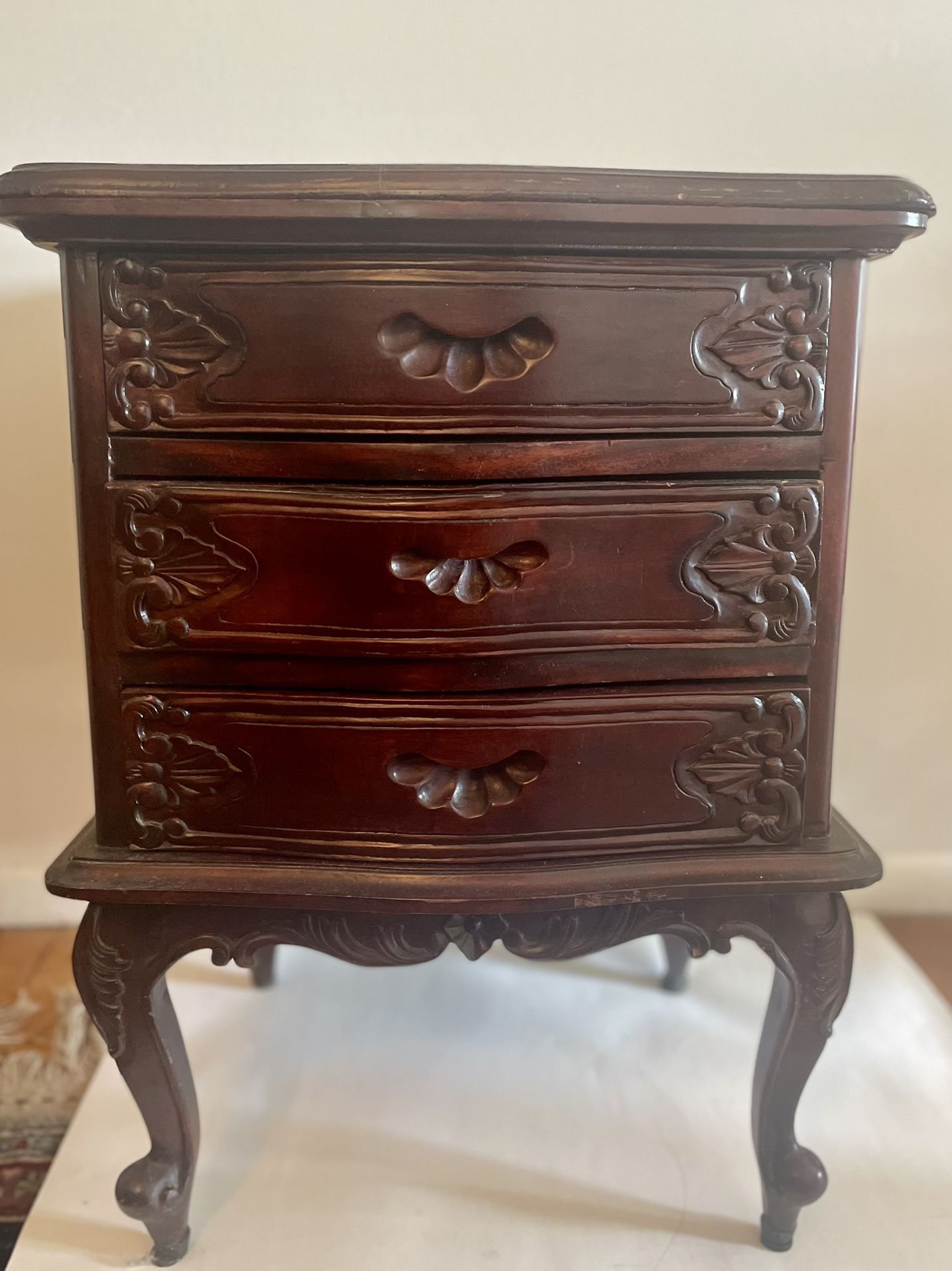 2 Night Stands Or End Tables With Embossed Wood And Cabriolet Legs