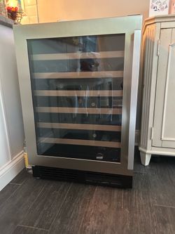 Wine refrigerator
