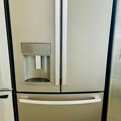 GE PROFILE 22.1 ft.³ SMART COUNTER-DEPTH REFRIGERATOR STAINLESS STEEL FREE DROP OFF
