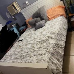 WHiTE COLOR QUEEN SIZE BED FRAME