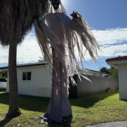 HALLOWEEN TOWERING DECOR PHANTOM