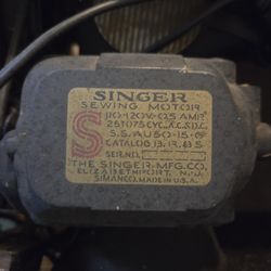 Vintage 1880s Singer Sewing Machine - Project Piece!