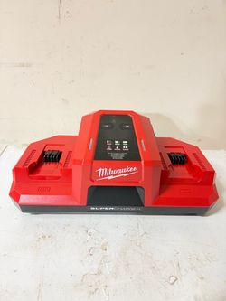 Shop Milwaukee M18 18V Dual Bay Simultaneous Super Charger