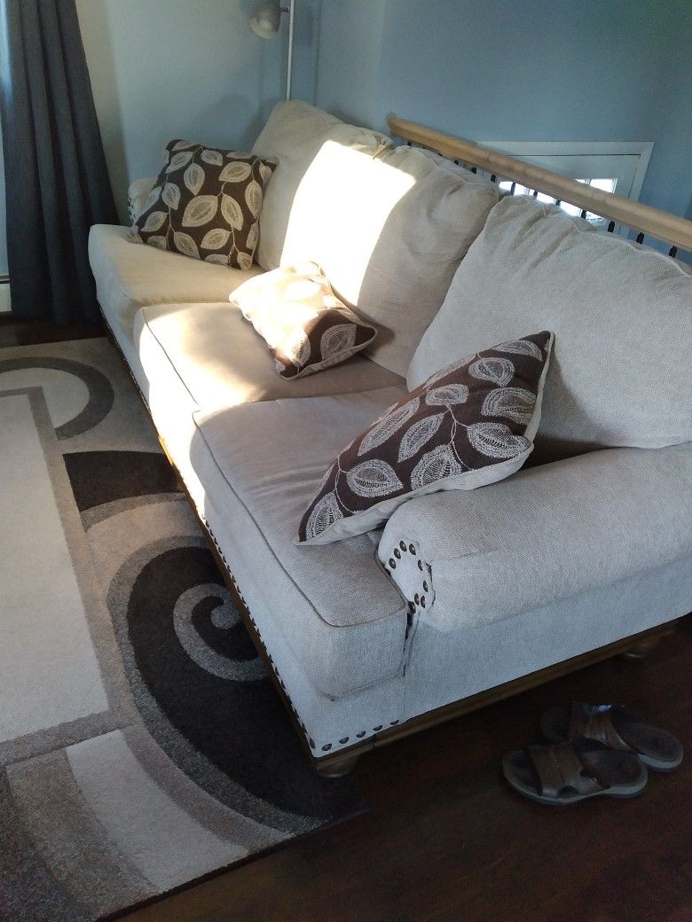 Sofa On Losi Good Condition