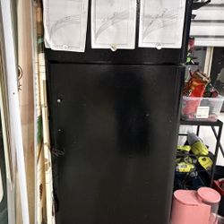 Kenmore 20.5 cu. ft. Top Freezer Refrigerator Black