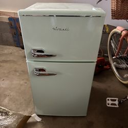 Avanti Retro Mini Fridge