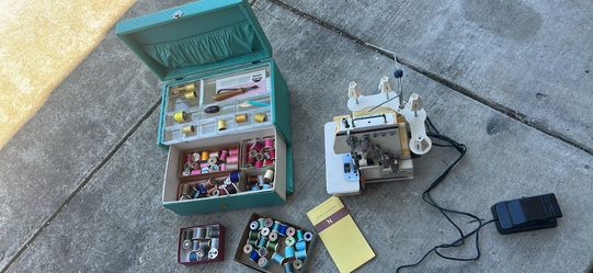 Baby lock serger sewing machine In Excellent Condition good working