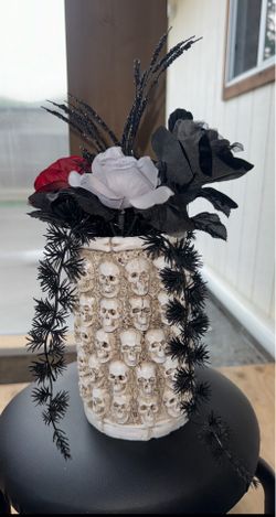 Gothic Skull Vase Centerpiece – Dark Floral Halloween Decor | Alternative Home Decor