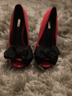 Red high heels with black bow