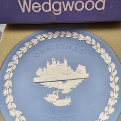 $25.00 - 1973 Christmas WEDGWOOD, ENGLAND Collectible Plate!  "Tower Of London" Design/Retired/Like New Condition!