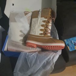 New Women's  Snow Boots Size 7