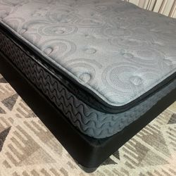 Stewart&Hamilton King mattress and box spring. It’s very good condition. 