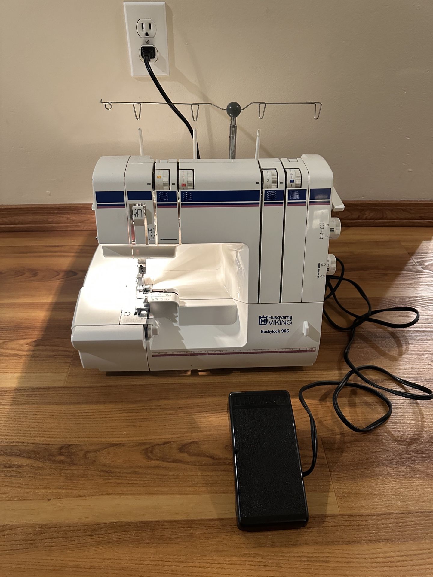 Husqvarna Viking Huskylock 905 Serger Sewing Machine 