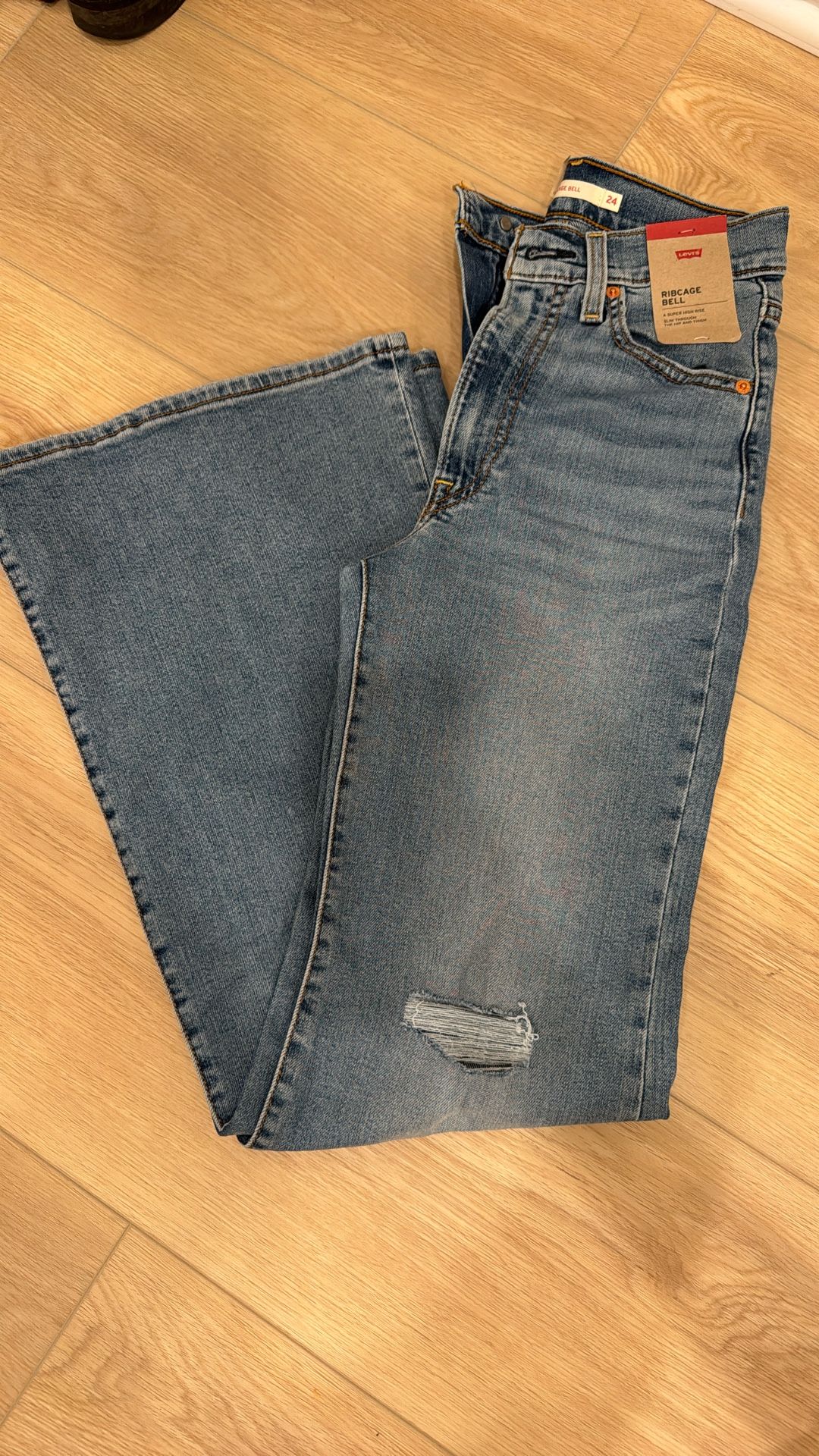 Levi’s Ribcage Bell Jeans 24x32