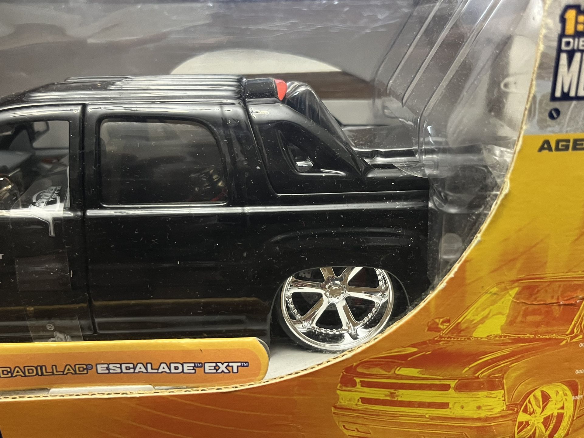 ミニカー DUB City Kustoms 2002 Cadillac Escalade JADA DUB CITY 2002 CADILLAC ESCALADE SPINNING RIMS 1:24