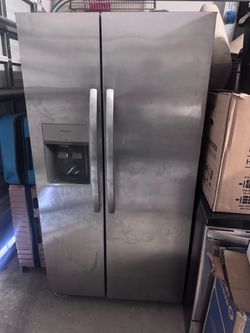 Frigidaire Refrigerator – Gently Used + Ice Maker