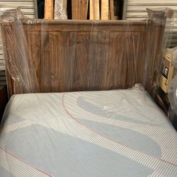 High headbord rustic wood bed