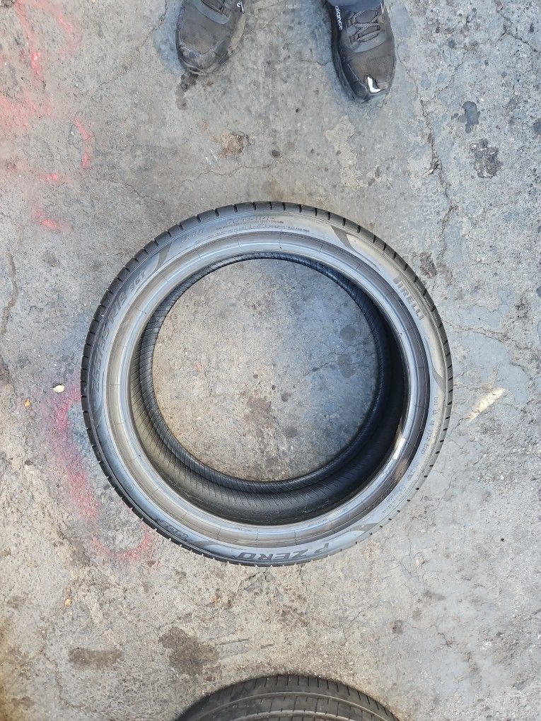 255/35/19 Pirelli Runflat Tire 255 35 19