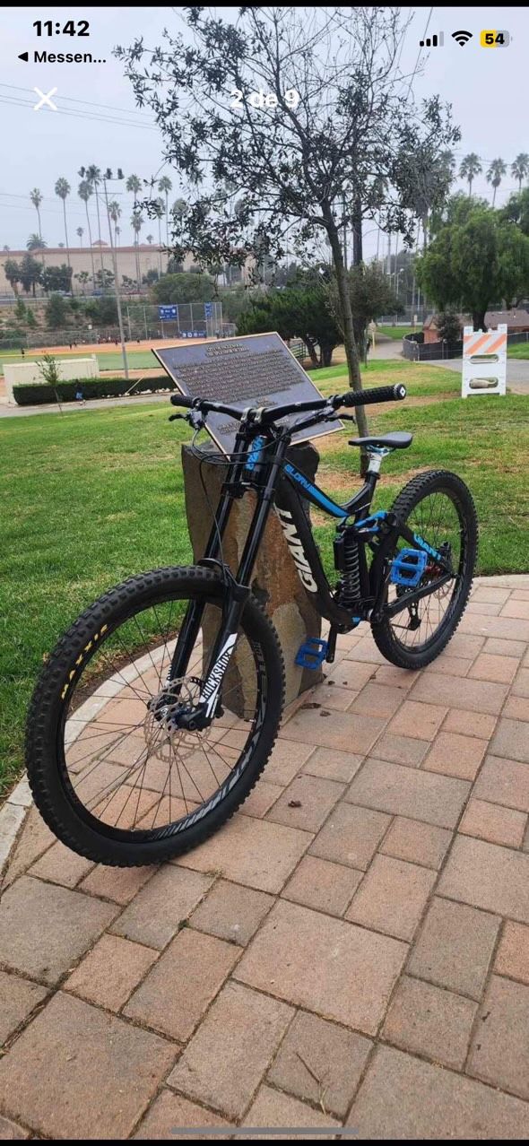 Giant Glory 27.5 - 2015 Downhill Bike