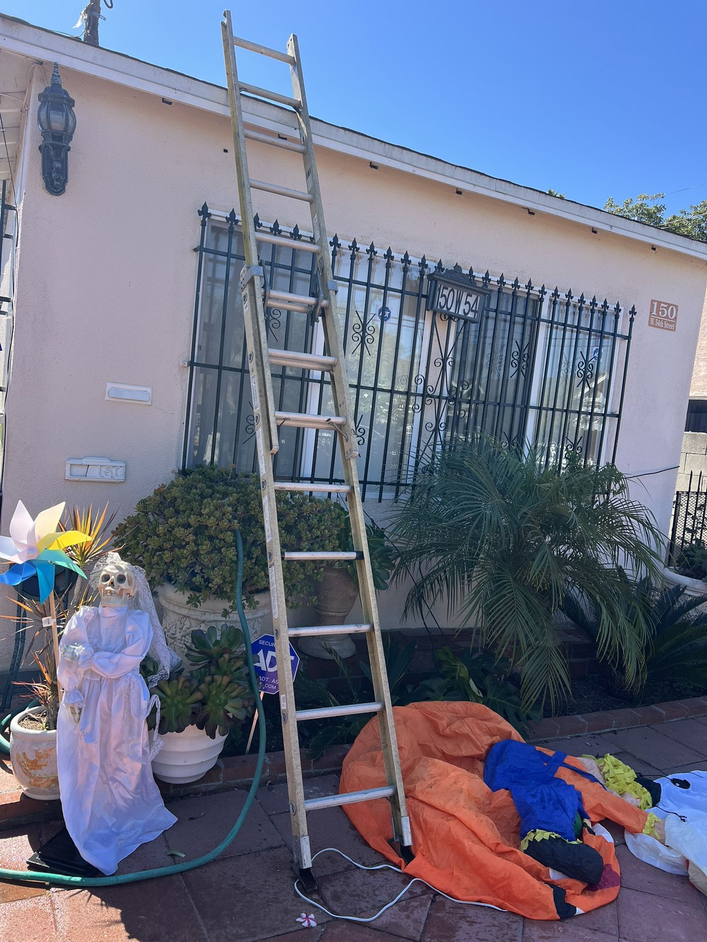 Escalera de 16 pies de fibra de vidrio buenas condiciones.