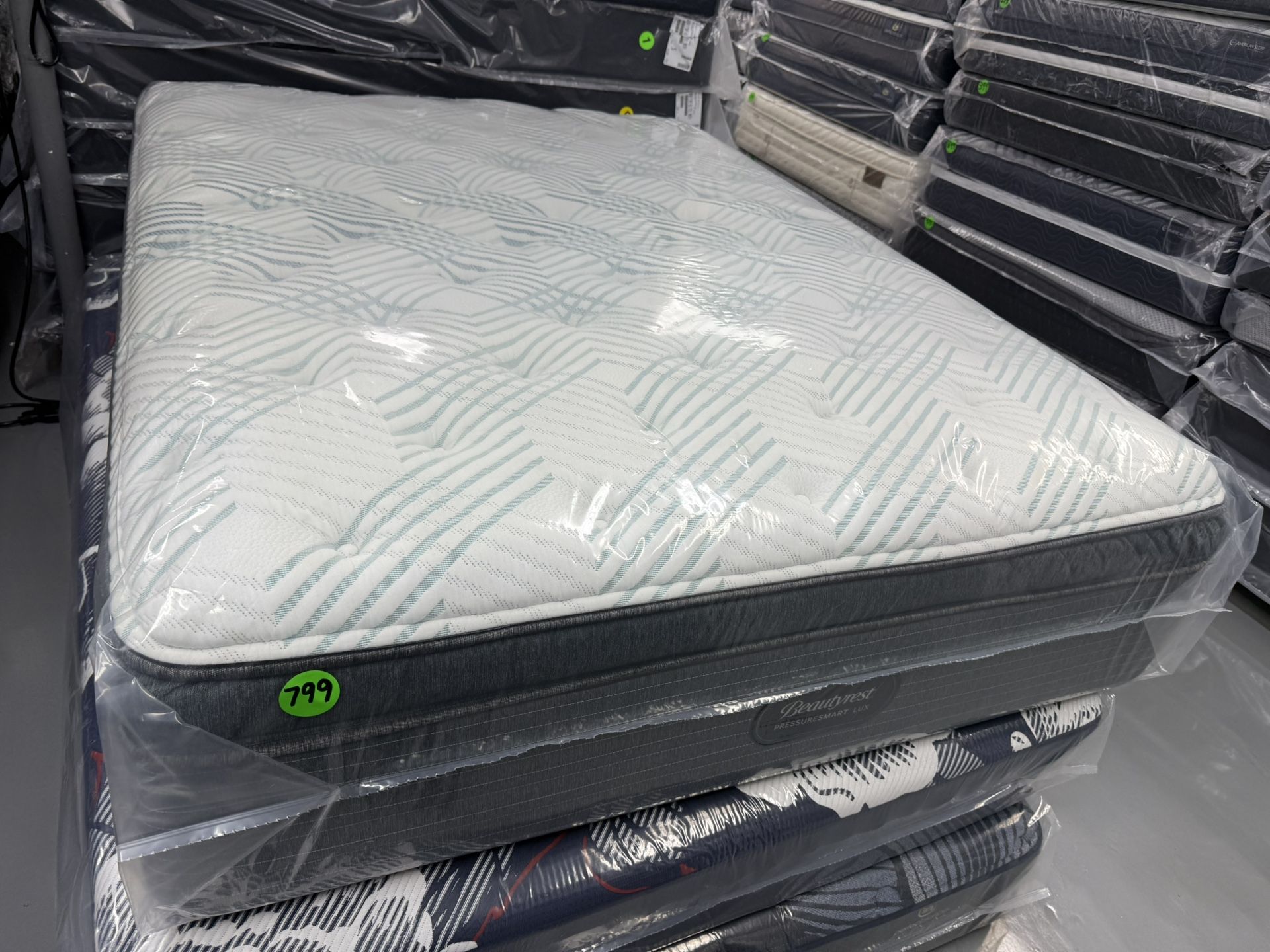 QUEEN SIZE SIMMONS BEAUTYREST PRESSURESMART PILLOW TOP MATTRESS & BOX SPRING BED SET