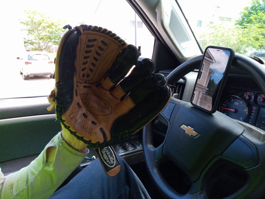Med Louisville Slugger Glove