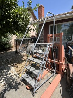 Escalera Con 5 Escalones Para Patio, Garage O Bodega… Up For Sale This 5 Steps  Ladder Good For Ur Patio, Garage Or Warehouse In North Rialto For $250