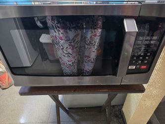 Toshiba Counter Top Microwave. 900- Watt, 09 Cu.