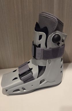 Aircast short medical boot size large, right foot