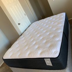 QUEEN PLUSH MATTRESS AND FREE BOX SPRING