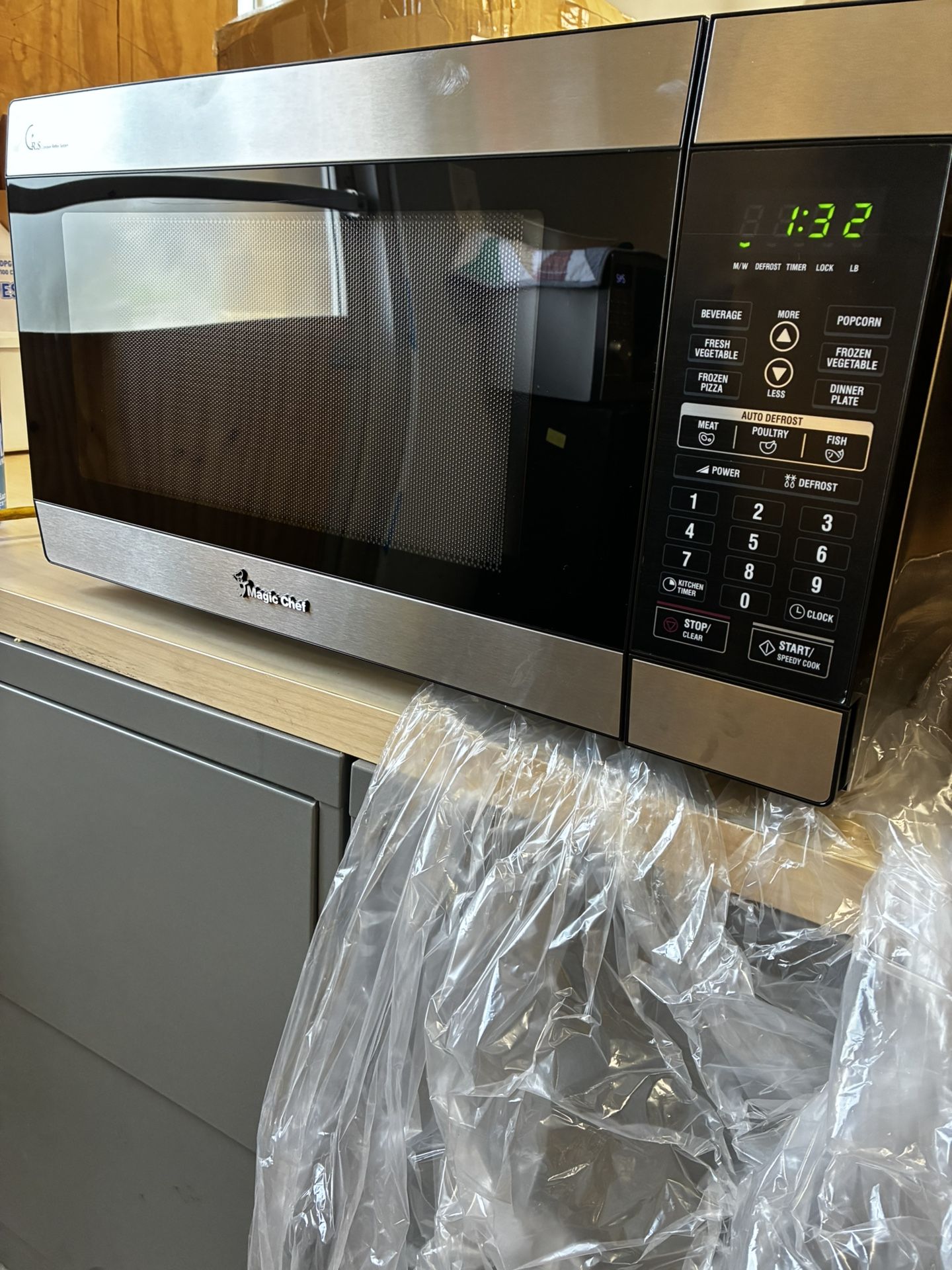 The Magic Chef Microwave Oven 1100w/ 120v