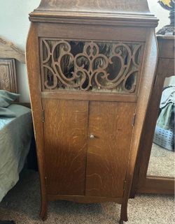 Hawthorne Phonograph And 78rpm Records