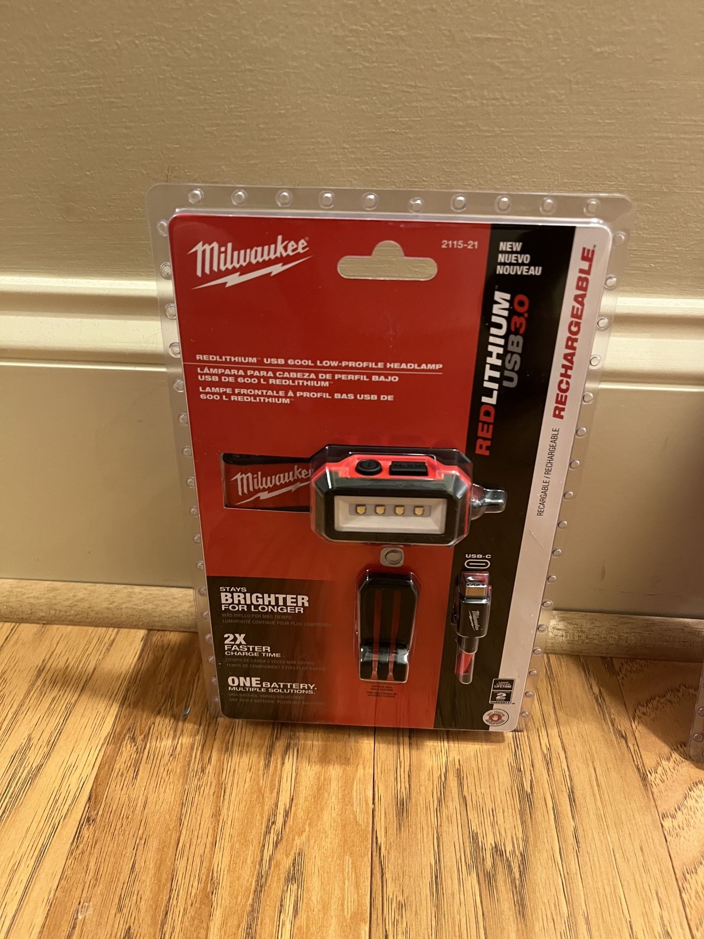 Milwaukee 2115-21. 600 Lumens LED REDLITHIUM USB Low-Profile Hard Hat Headlamp