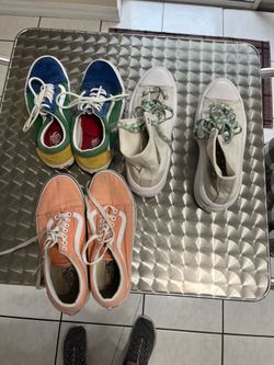3 pairs of shoes in good condition; check the photos for sizes—they are very clean.