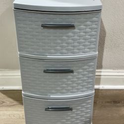 Three-Drawer Plastic Storage Unit with Wheels      💵 Unidad de Almacenamiento de Plastico de Tres Cajones con llantas  
