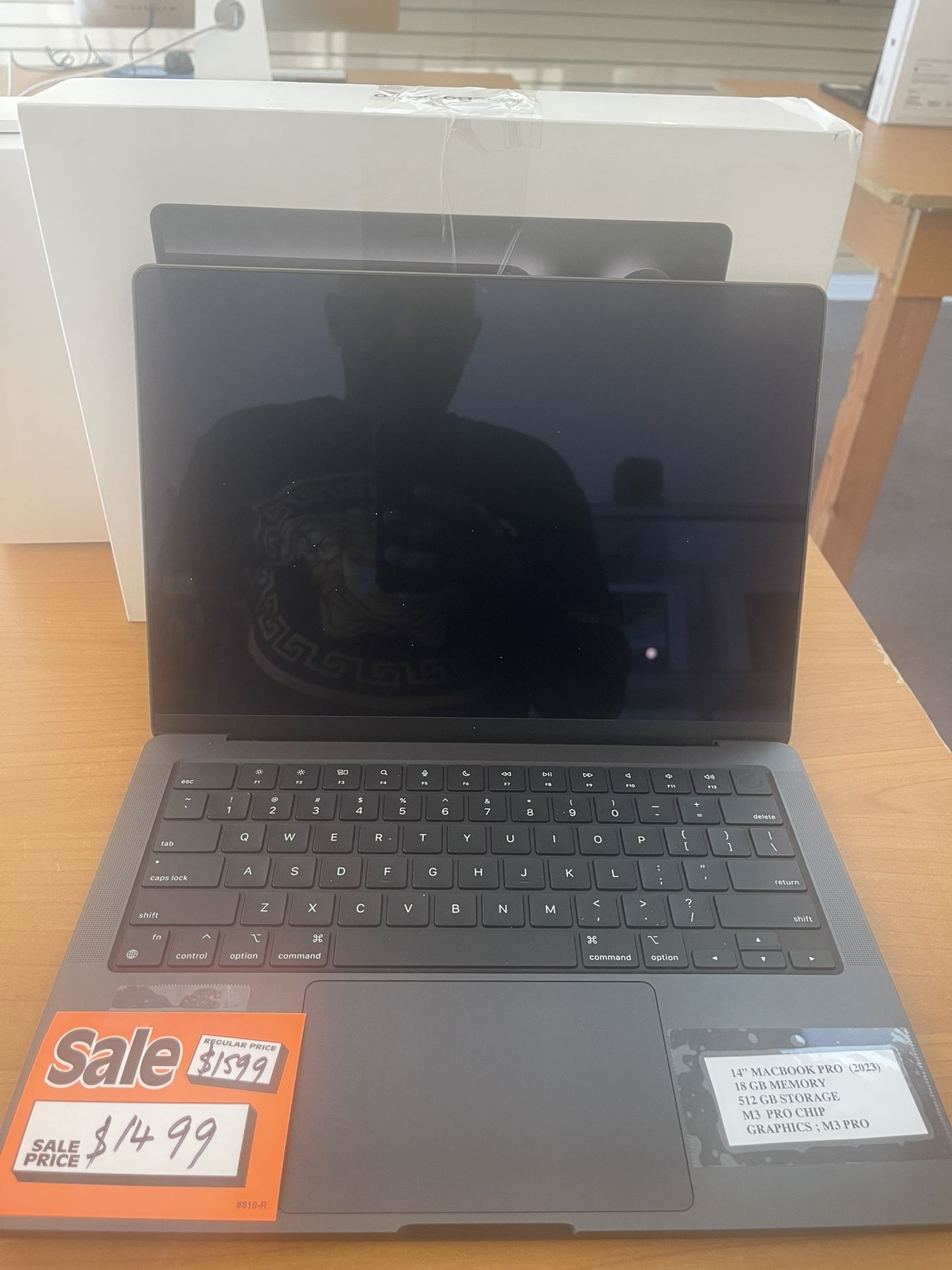 (2023) 14” MacBook Pro/ 18 GB SSD / 512 GB SSD / M3 Pro Chip